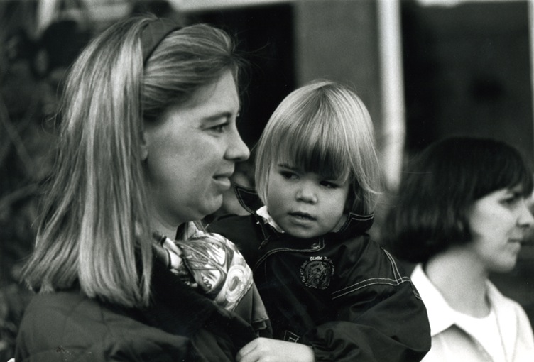 Mum and daugher. Both have long blond hair.